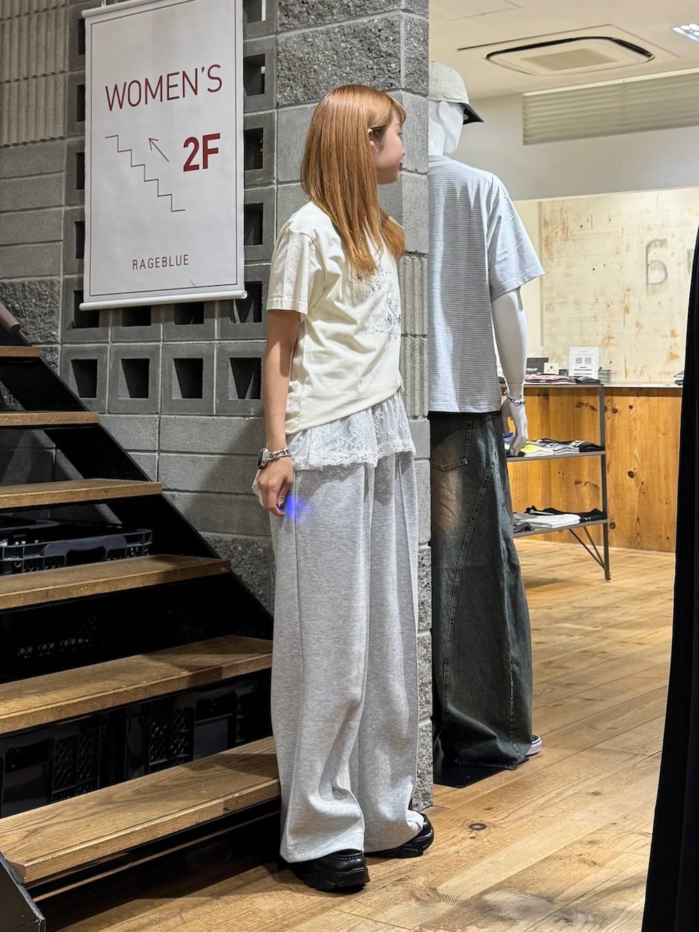 ホワイト系のTシャツ/カットソー、ホワイト系のTシャツ/カットソー、グレー系のスウェットパンツを着用したレディースの夏コーディネートの6枚目の写真