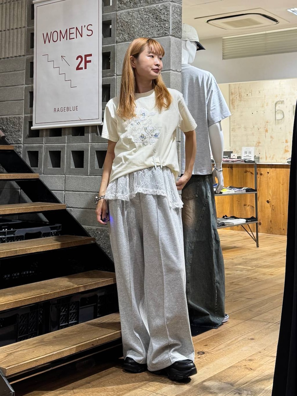 ホワイト系のTシャツ/カットソー、ホワイト系のTシャツ/カットソー、グレー系のスウェットパンツを着用したレディースの夏コーディネートの2枚目の写真
