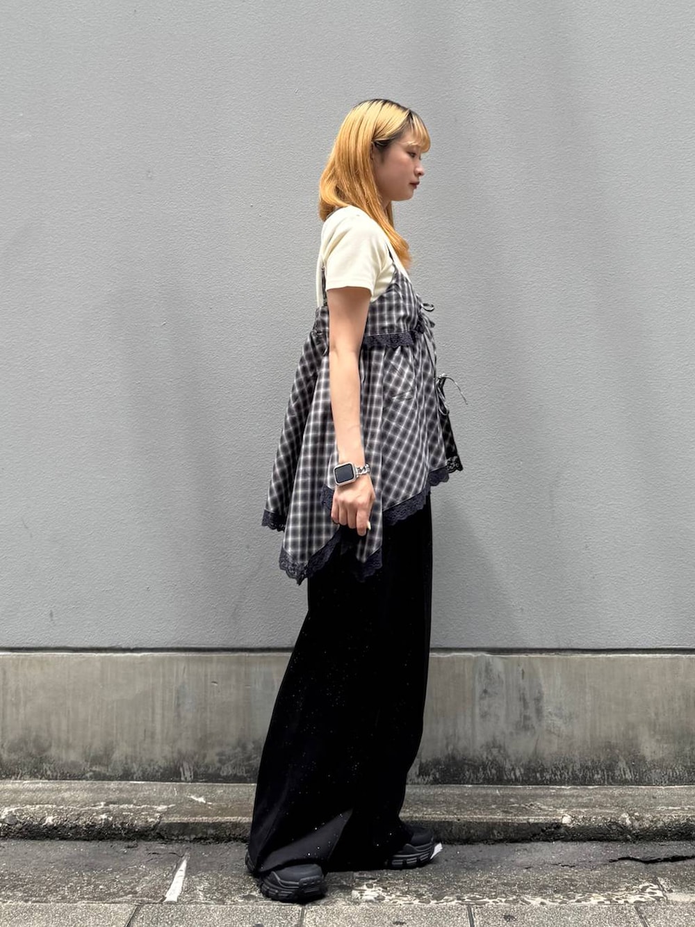 ブラック系のサンダル、ブラック系のスウェットパンツ、ホワイト系のTシャツ/カットソーを着用したレディースの夏コーディネートの7枚目の写真