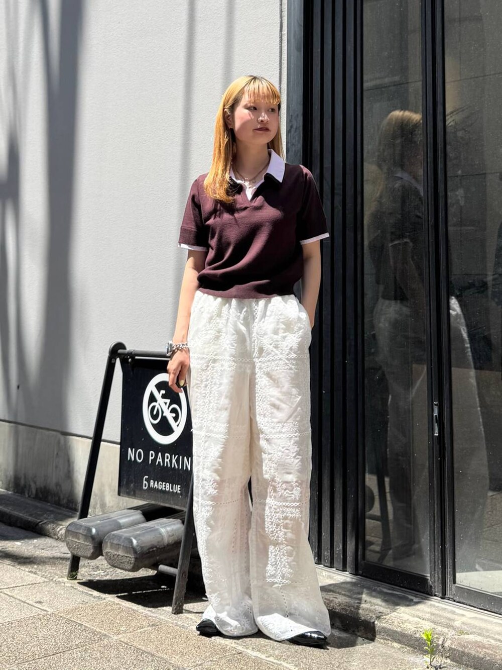 ブラック系のパンプス、ホワイト系のその他パンツ、ブラウン系のシャツ/ブラウスを着用したレディースの夏コーディネートの4枚目の写真