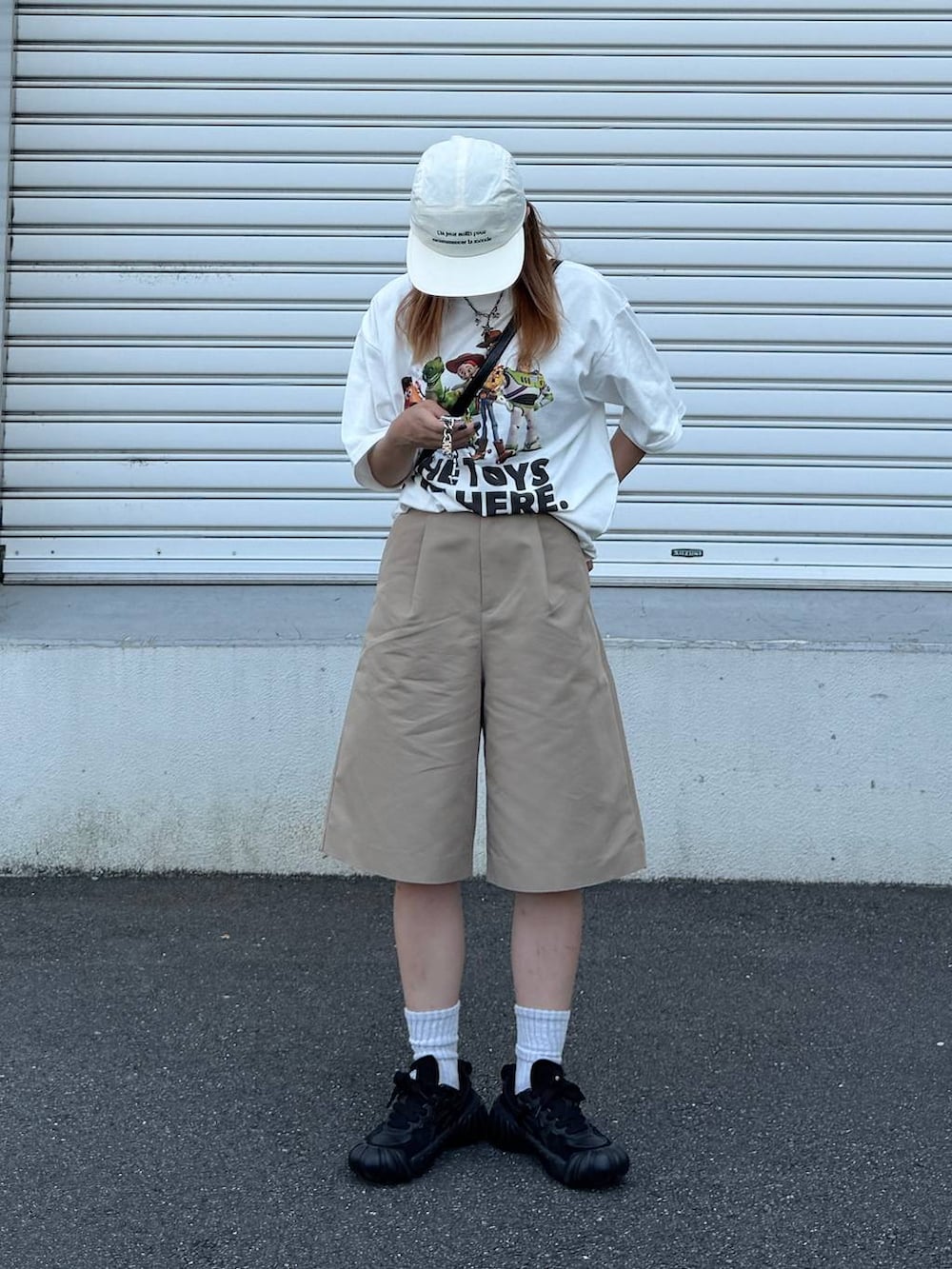 ベージュ系のその他パンツ、その他のTシャツ/カットソー、ホワイト系のキャップを着用したレディースの夏コーディネートの4枚目の写真