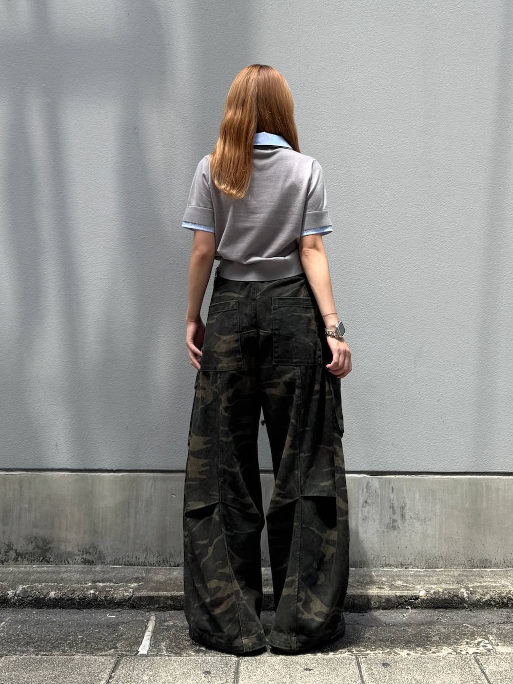 グレー系のシャツ/ブラウス、グリーン系のその他パンツ、ブラック系のベルトを着用したレディースの夏コーディネートの6枚目の写真
