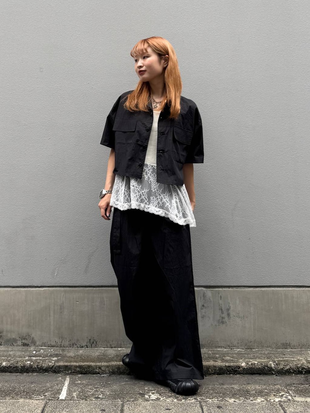 ホワイト系のTシャツ/カットソー、ブラック系のその他パンツ、ブラック系のシャツ/ブラウスを着用したレディースの夏コーディネートの3枚目の写真