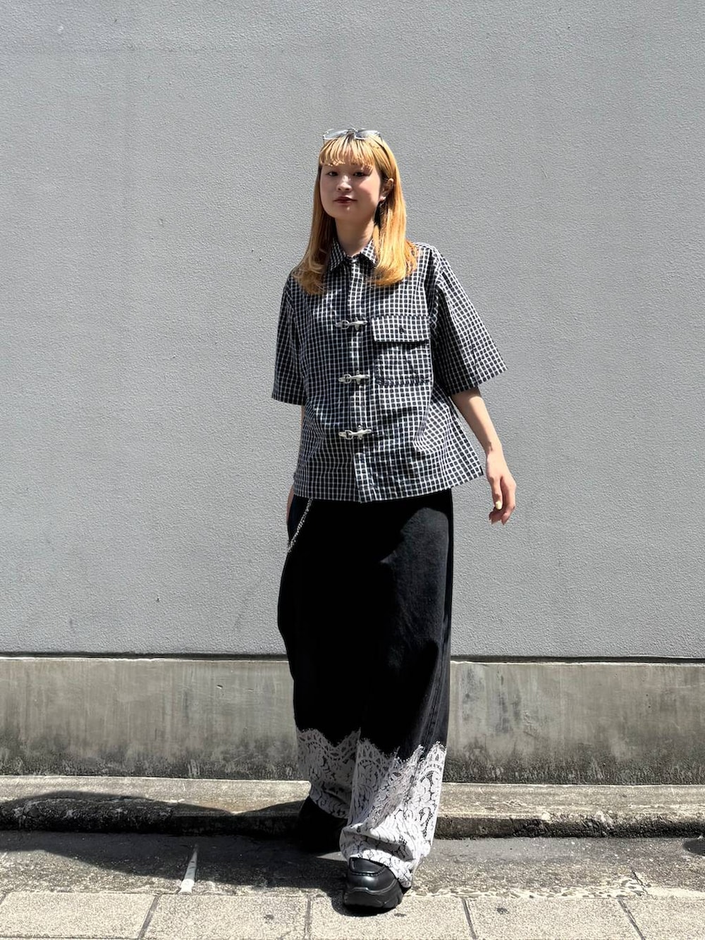 ブラック系のローファー、ブラック系のデニムパンツ、ブルー系のシャツ/ブラウスを着用したレディースの夏コーディネートの5枚目の写真
