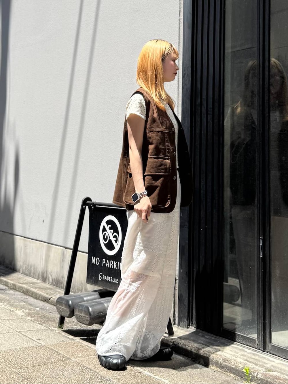 ホワイト系のその他パンツ、ブラウン系のベスト、ホワイト系のTシャツ/カットソーを着用したレディースの夏コーディネートの7枚目の写真
