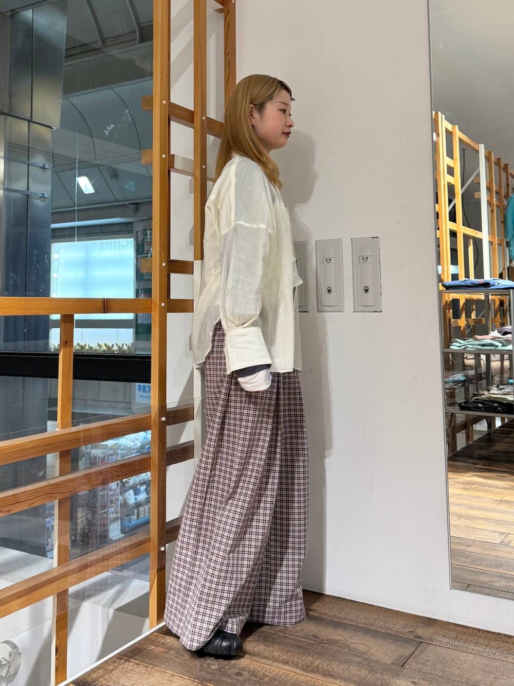 グレー系のTシャツ/カットソー、ピンク系のスラックス、ホワイト系のシャツ/ブラウスを着用したレディースの春コーディネートの7枚目の写真