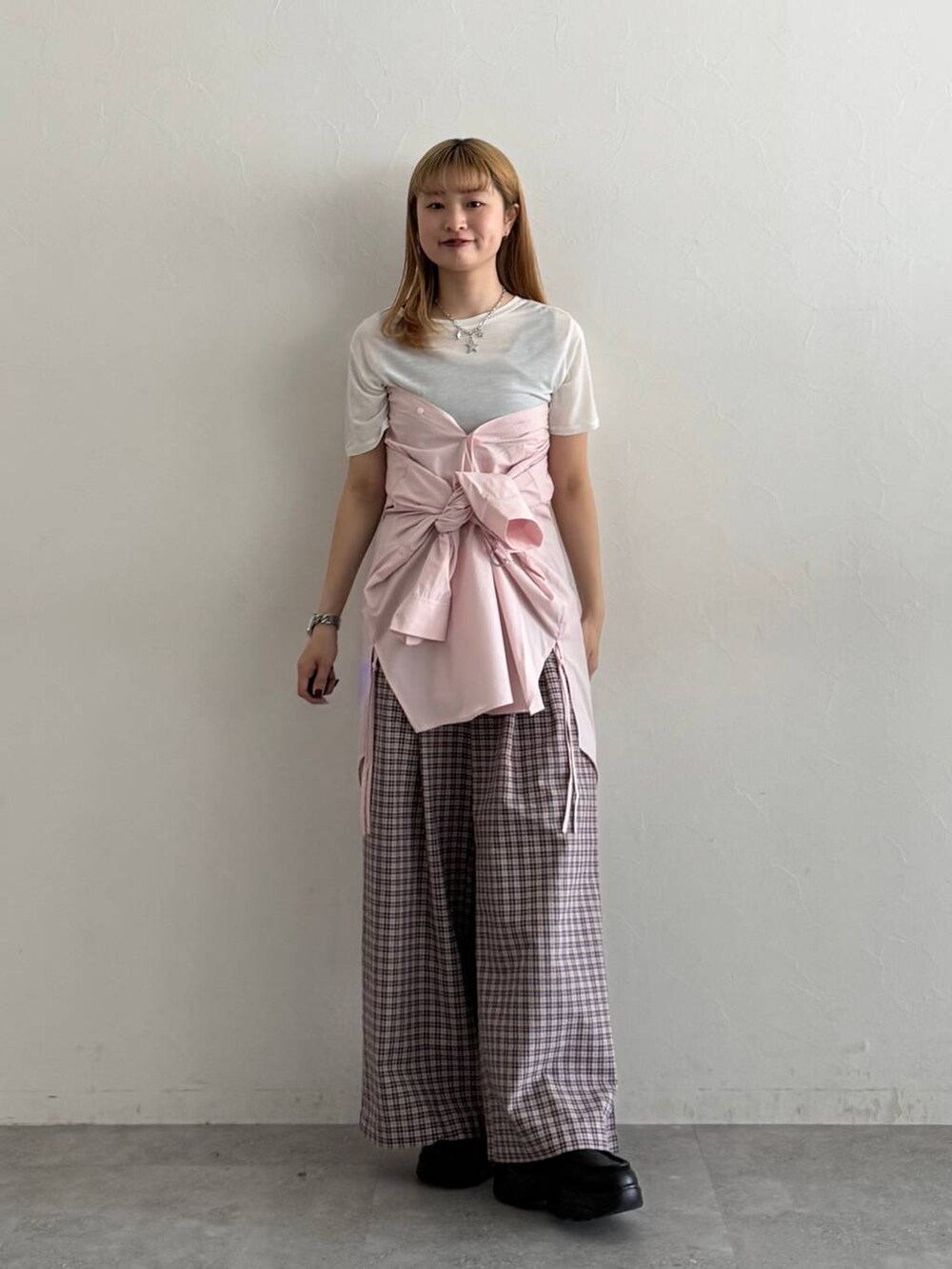 ブラック系のローファー、ピンク系のシャツ/ブラウス、ピンク系のスラックスを着用したレディースの夏コーディネートの2枚目の写真