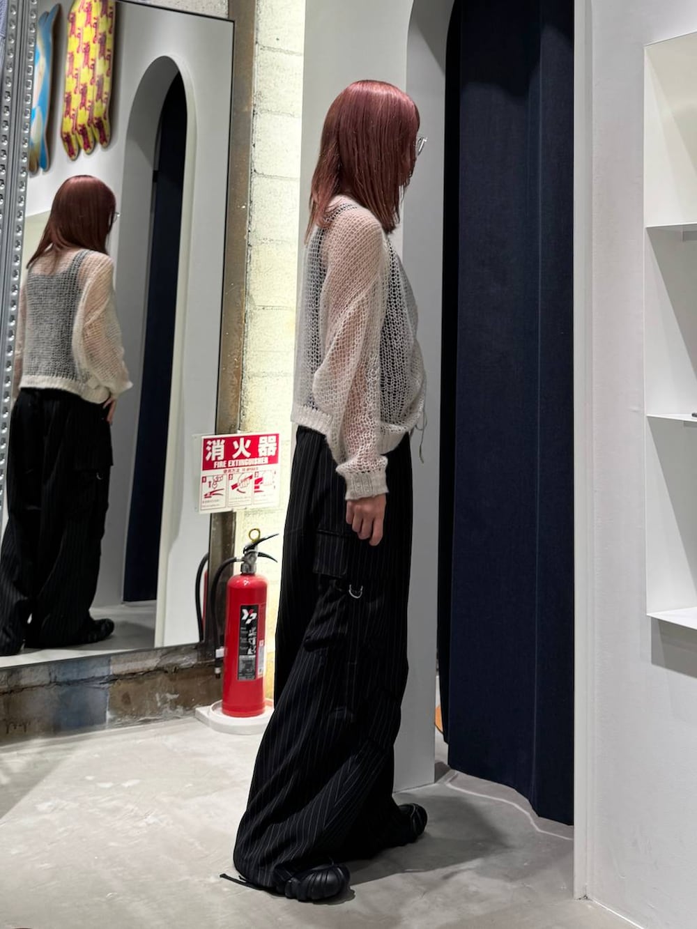 ホワイト系のニット/セーター、ブラック系のカーゴパンツ、ブラック系のタンクトップを着用したレディースの秋コーディネートの7枚目の写真