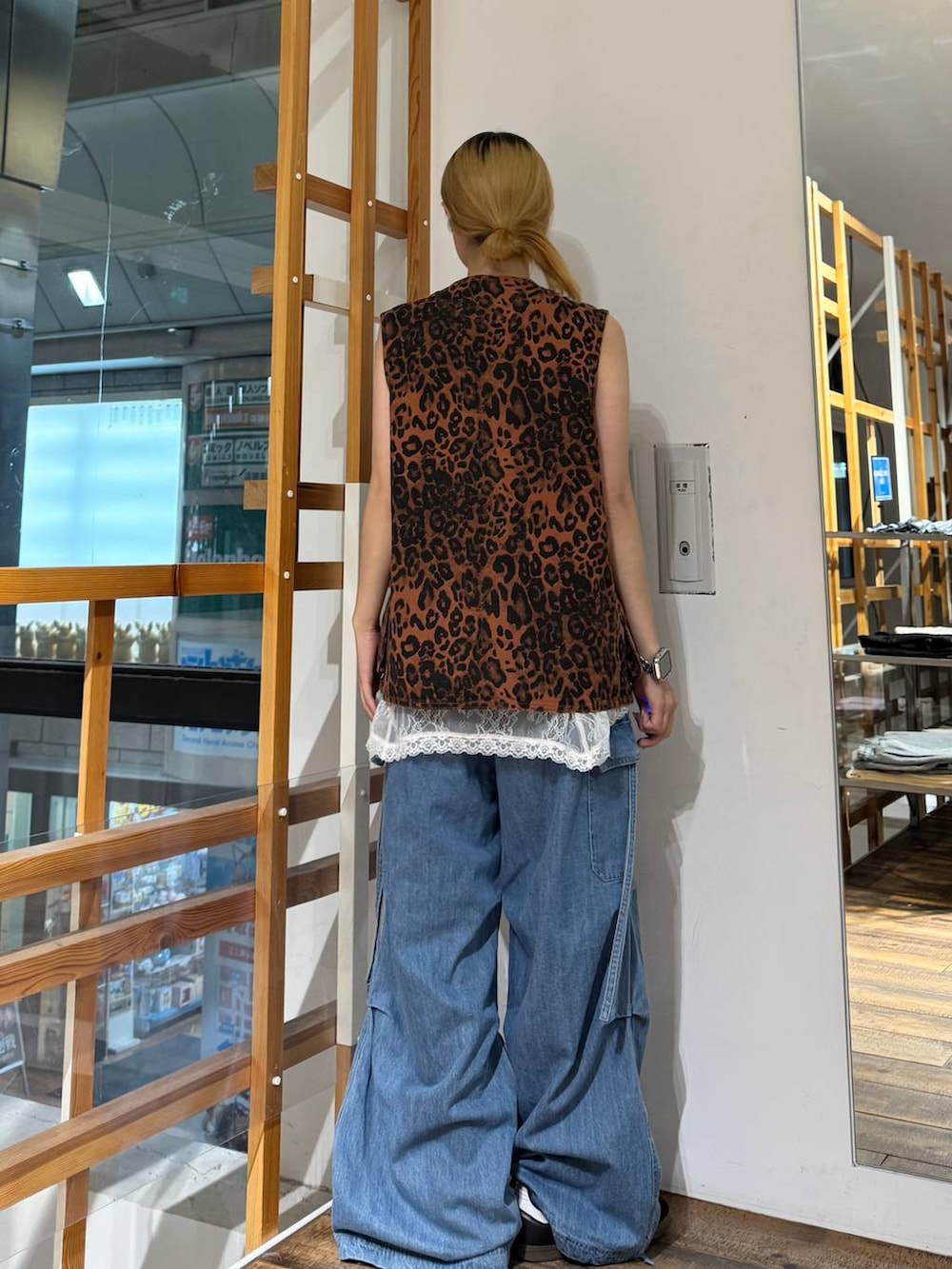 ホワイト系のTシャツ/カットソー、ブルー系のデニムパンツ、その他のベストを着用したレディースの夏コーディネートの6枚目の写真