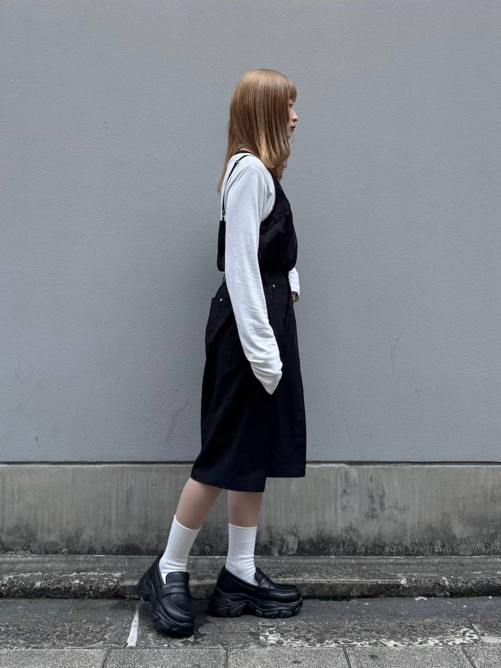 ブラック系のローファー、ブラック系のキャミソール、ホワイト系のTシャツ/カットソーを着用したレディースの春コーディネートの6枚目の写真