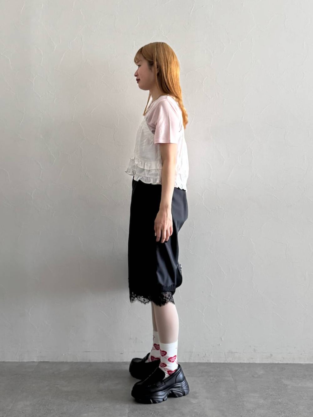 ブラック系のローファー、ブラック系のボストンバッグ、ピンク系のTシャツ/カットソーを着用したレディースの春コーディネートの5枚目の写真