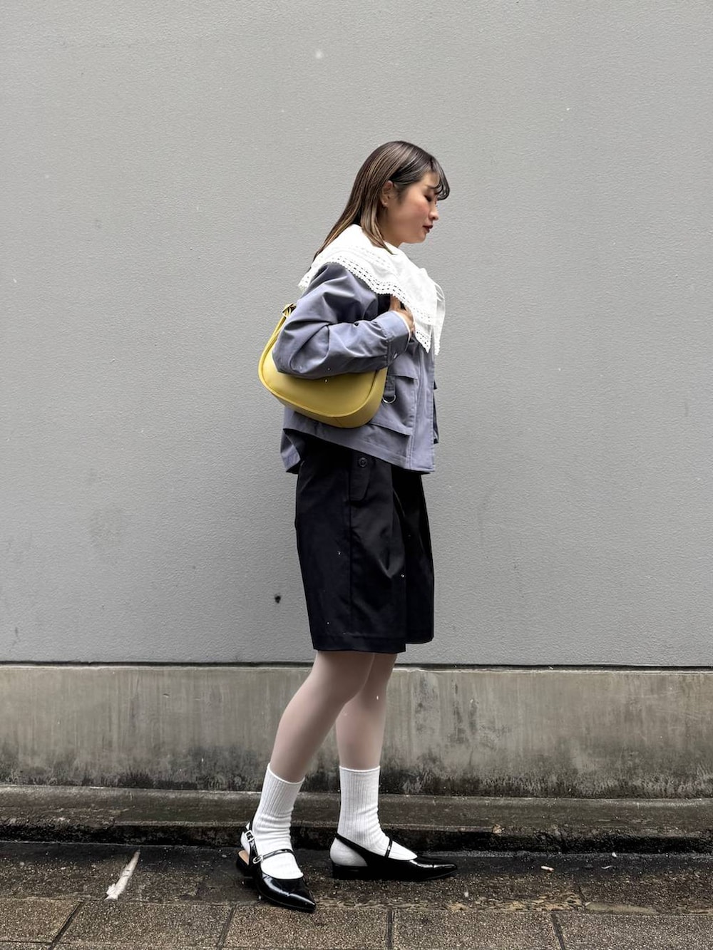 ホワイト系のシャツ/ブラウス、ブラック系のパンプス、ブラック系のスラックスを着用したレディースの春コーディネートの7枚目の写真