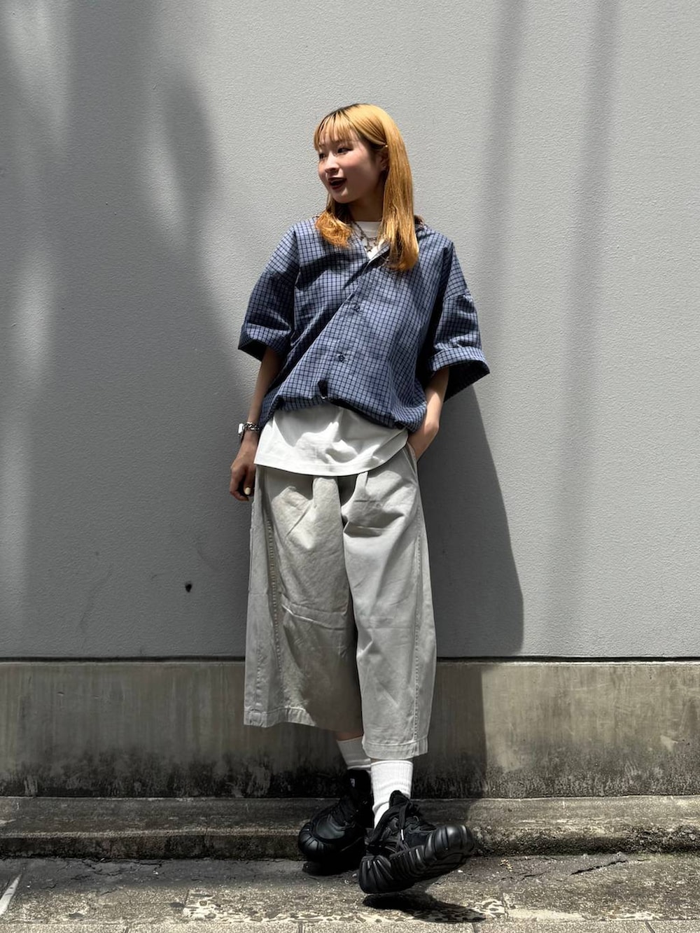 グレー系のその他パンツ、ホワイト系のTシャツ/カットソー、ブルー系のシャツ/ブラウスを着用したレディースの夏コーディネートの4枚目の写真