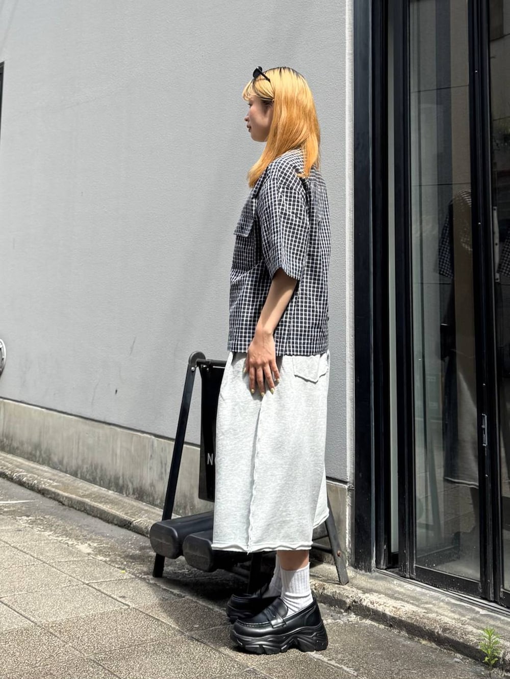 グレー系のスウェットパンツ、ブルー系のシャツ/ブラウス、ブラック系のサングラスを着用したレディースの夏コーディネートの5枚目の写真