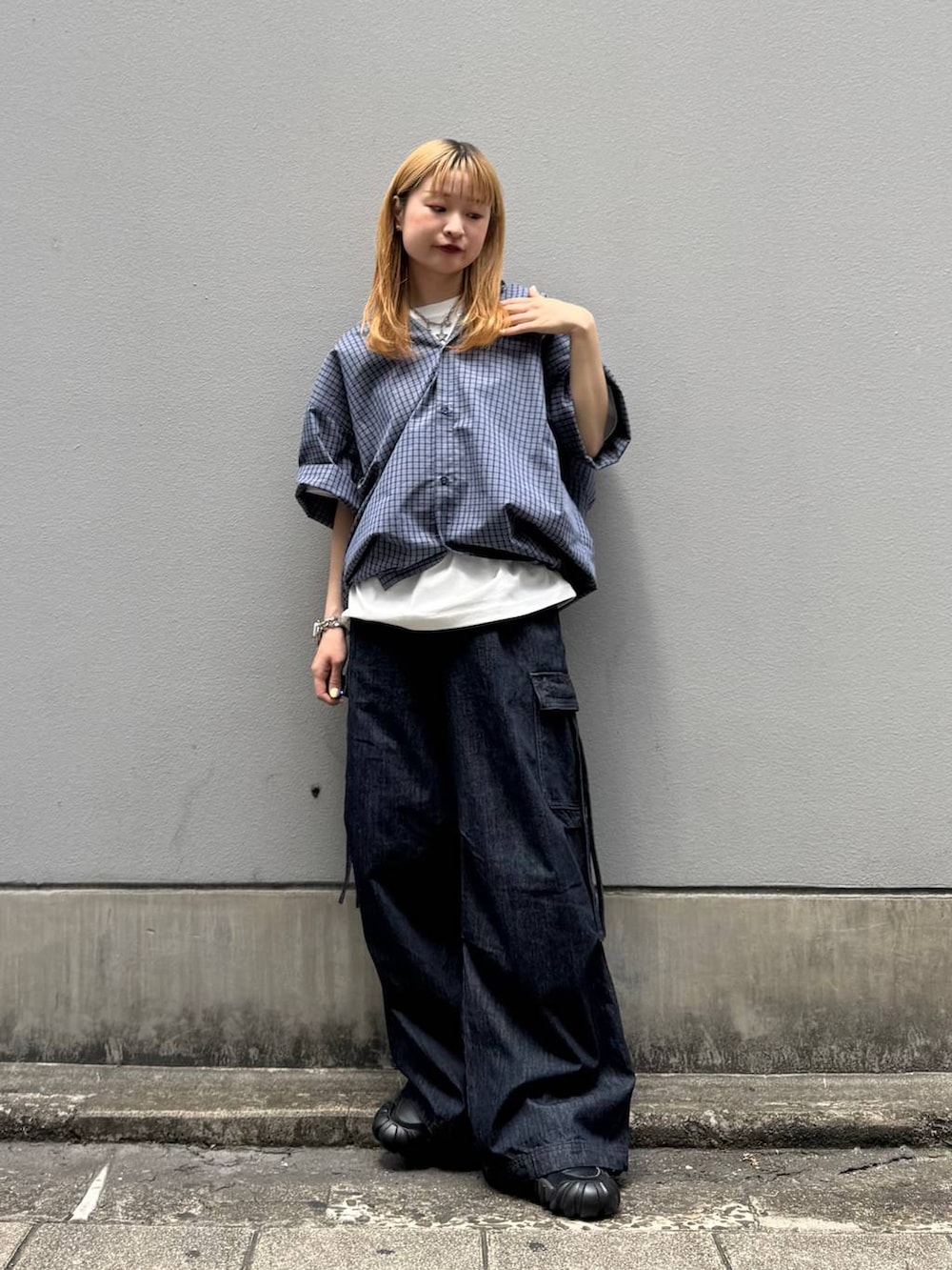 ホワイト系のTシャツ/カットソー、ブルー系のデニムパンツ、ブルー系のシャツ/ブラウスを着用したレディースの夏コーディネートの5枚目の写真