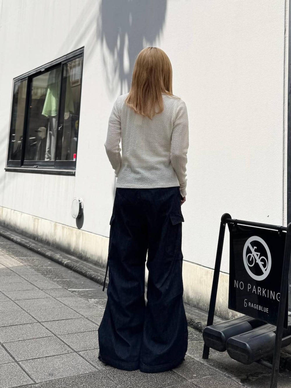 ブラック系のローファー、ブルー系のデニムパンツ、ホワイト系のカーディガン/ボレロを着用したレディースの春コーディネートの8枚目の写真
