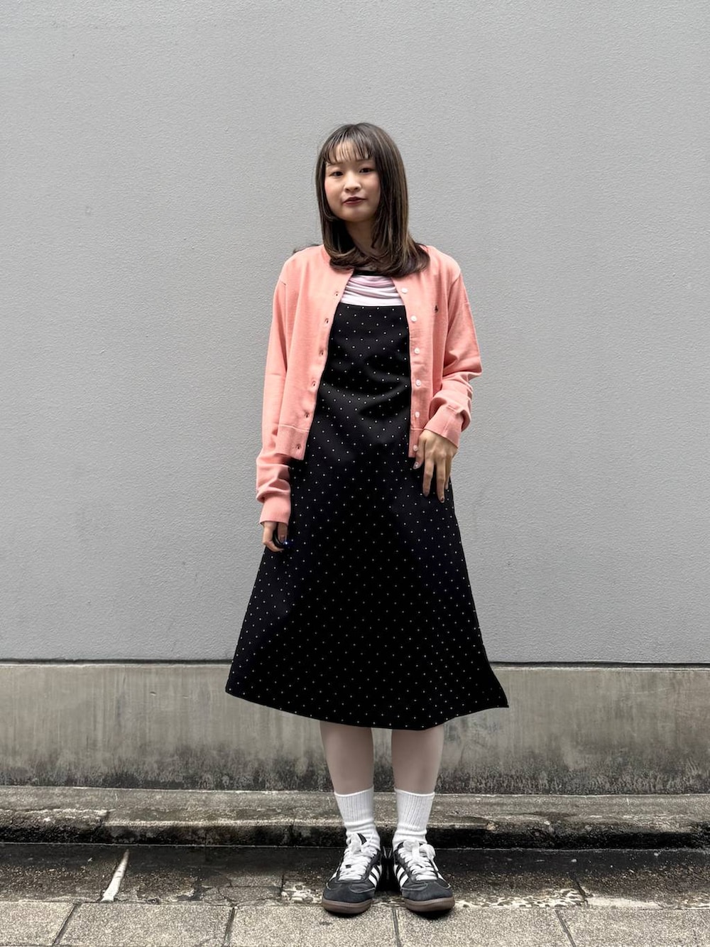 ブラック系のワンピース、ピンク系のTシャツ/カットソー、ピンク系のTシャツ/カットソーを着用したレディースの春コーディネートの3枚目の写真