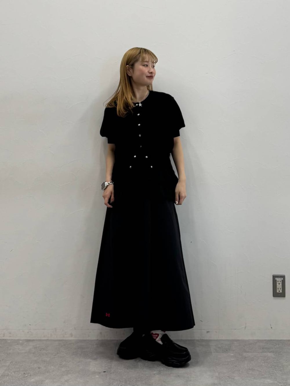 ブラック系のローファー、グレー系のタンクトップ、レッド系のカーディガン/ボレロを着用したレディースの春コーディネートの4枚目の写真