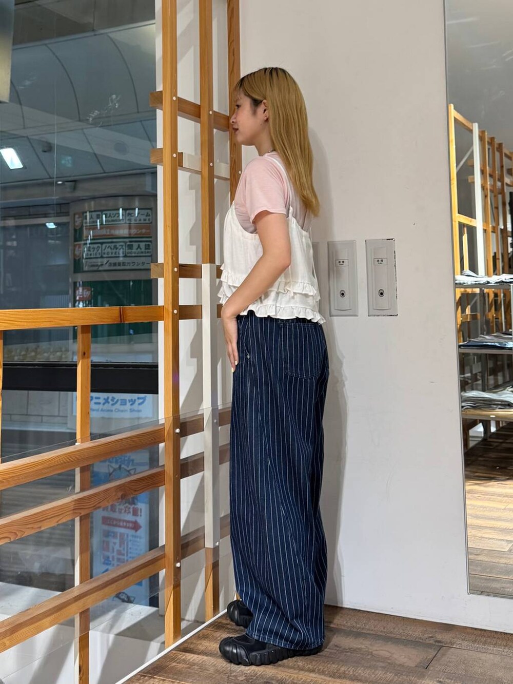 ピンク系のTシャツ/カットソー、ホワイト系のキャミソール、ブルー系のデニムパンツを着用したレディースの夏コーディネートの4枚目の写真