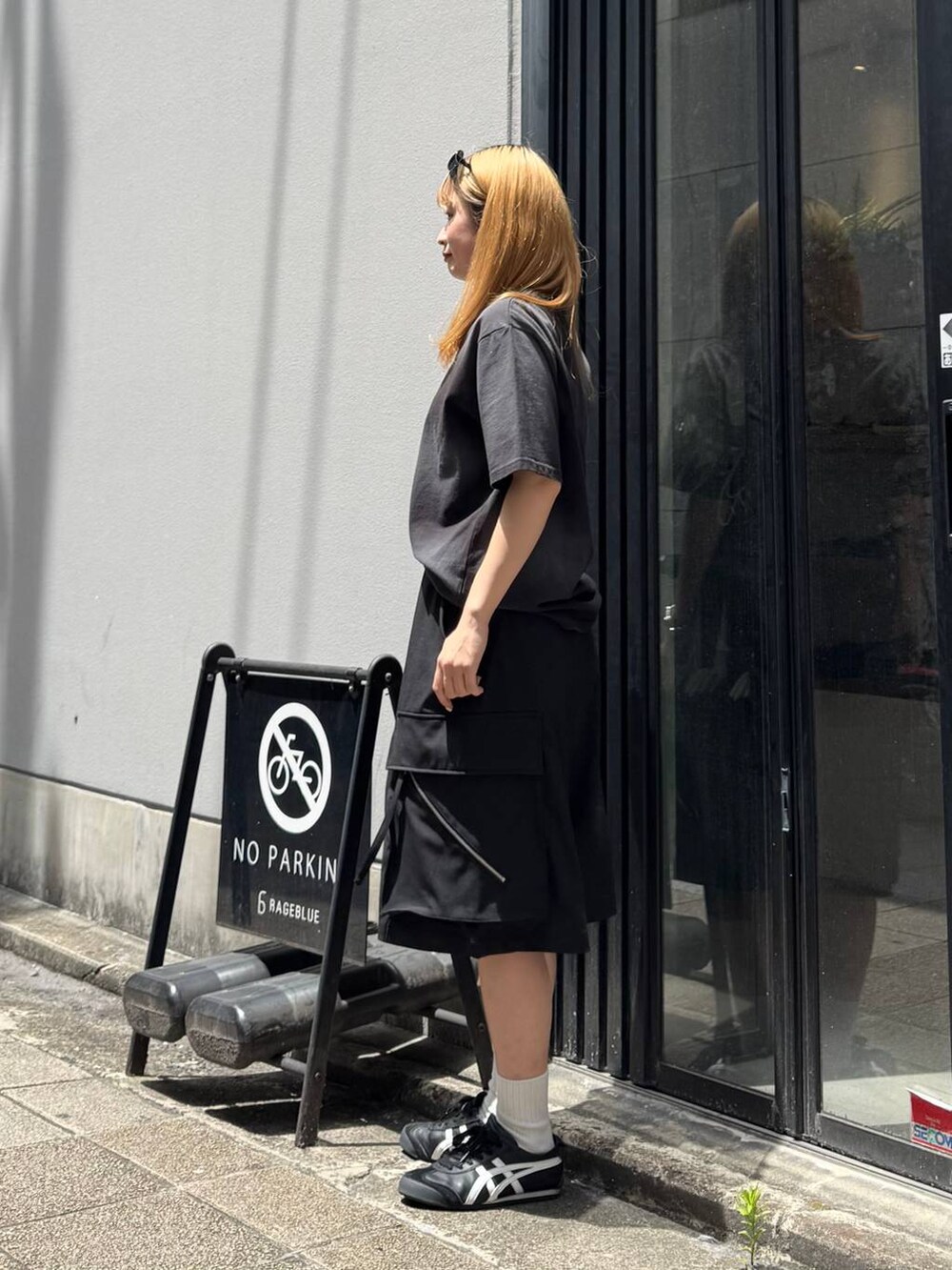 ブラック系のTシャツ/カットソー、ブラック系のカーゴパンツ、ブラック系のサングラスを着用したレディースの夏コーディネートの6枚目の写真