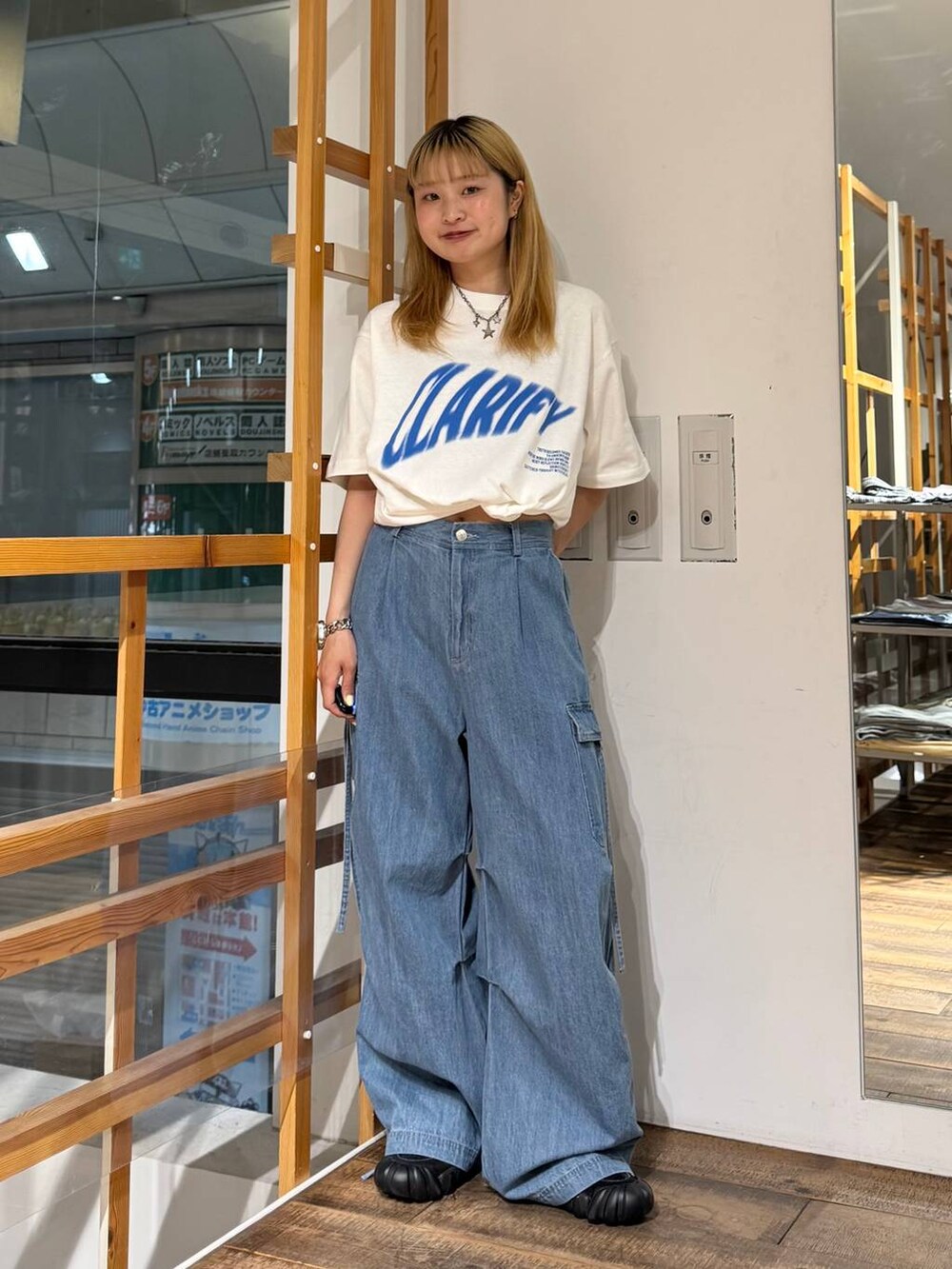 ブルー系のデニムパンツ、ホワイト系のTシャツ/カットソーを着用したレディースの夏コーディネートの2枚目の写真