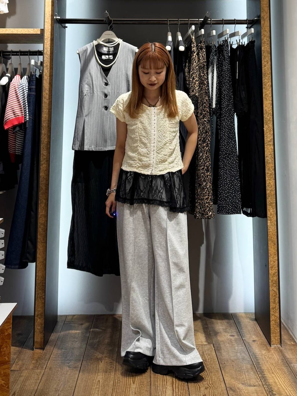 ホワイト系のTシャツ/カットソー、グレー系のスウェットパンツ、ホワイト系のTシャツ/カットソーを着用したレディースの夏コーディネートの3枚目の写真
