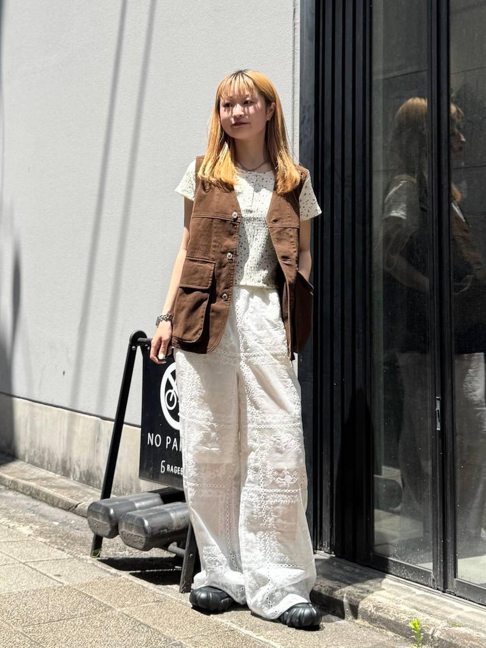 ホワイト系のその他パンツ、ブラウン系のベスト、ホワイト系のTシャツ/カットソーを着用したレディースの夏コーディネートの2枚目の写真
