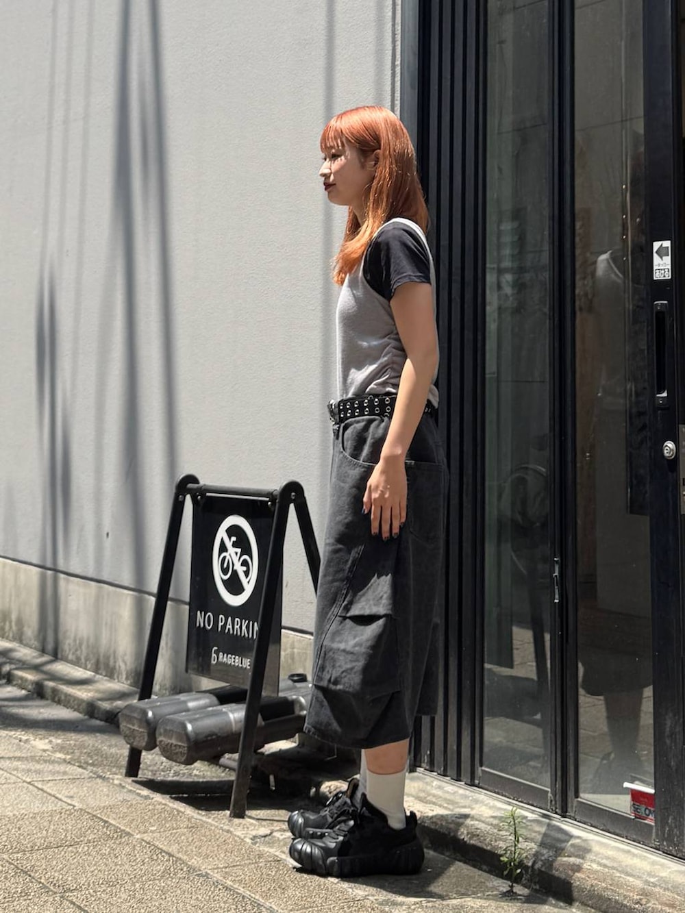 グレー系のデニムパンツ、ブルー系のTシャツ/カットソー、ブラック系のベルトを着用したレディースの夏コーディネートの5枚目の写真