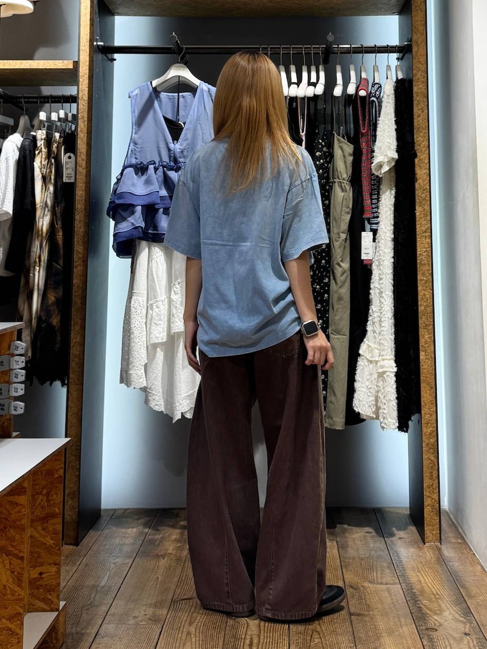 ブルー系のTシャツ/カットソー、ブラウン系のデニムパンツ、その他のキーホルダーを着用したレディースの夏コーディネートの7枚目の写真