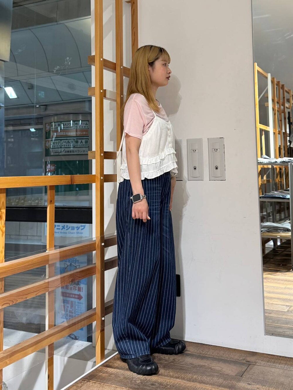 ピンク系のTシャツ/カットソー、ホワイト系のキャミソール、ブルー系のデニムパンツを着用したレディースの夏コーディネートの6枚目の写真