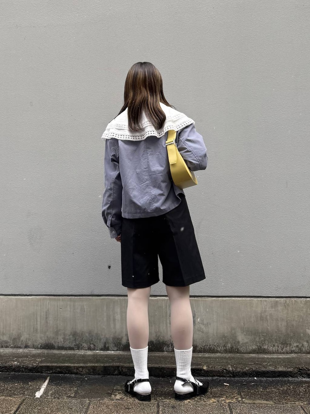 ホワイト系のシャツ/ブラウス、ブラック系のパンプス、ブラック系のスラックスを着用したレディースの春コーディネートの6枚目の写真