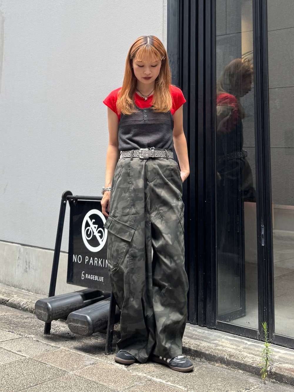 その他のカーゴパンツ、レッド系のTシャツ/カットソー、ブラック系のベルトを着用したレディースの夏コーディネートの5枚目の写真
