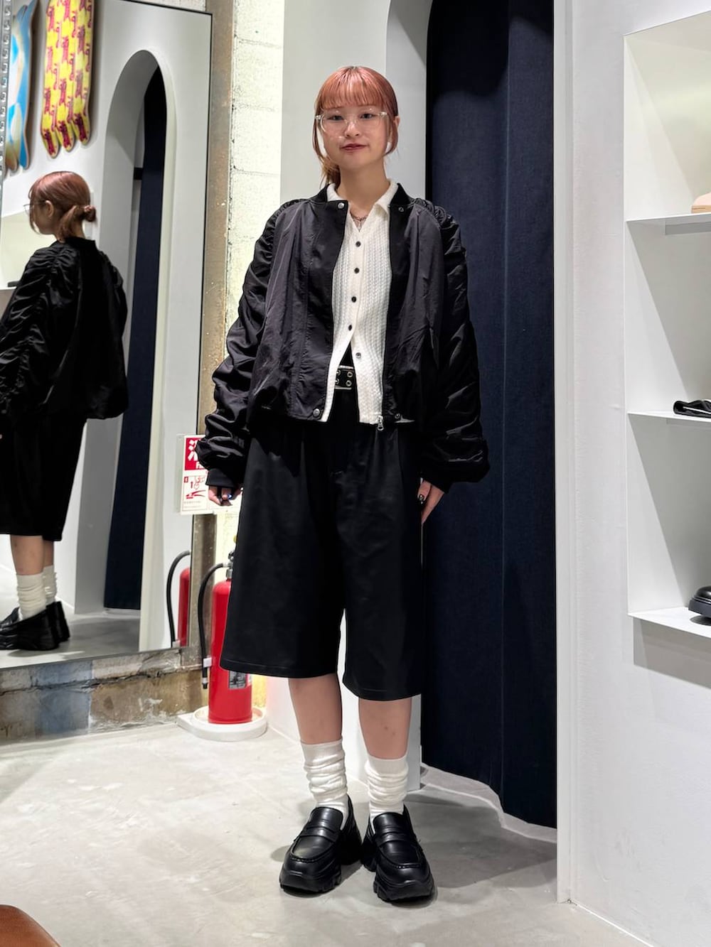 ブラック系のその他パンツ、ブラック系のMA-1、ホワイト系のカーディガン/ボレロを着用したレディースの秋コーディネートの2枚目の写真