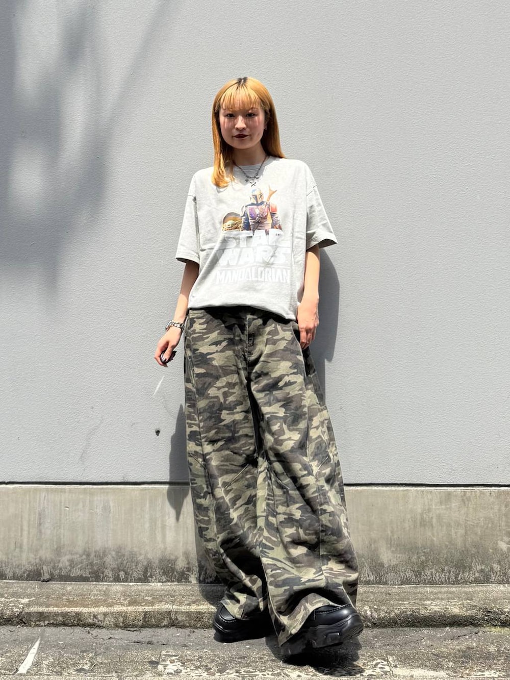 ブラック系のローファー、ホワイト系のTシャツ/カットソー、グリーン系のデニムパンツを着用したレディースの春コーディネートの2枚目の写真
