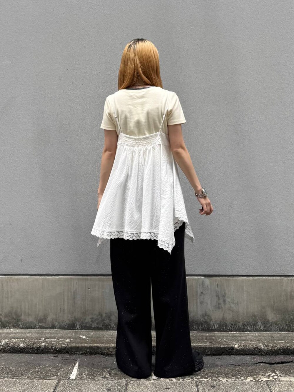 ブラック系のサンダル、ブラック系のスウェットパンツ、ホワイト系のTシャツ/カットソーを着用したレディースの夏コーディネートの5枚目の写真