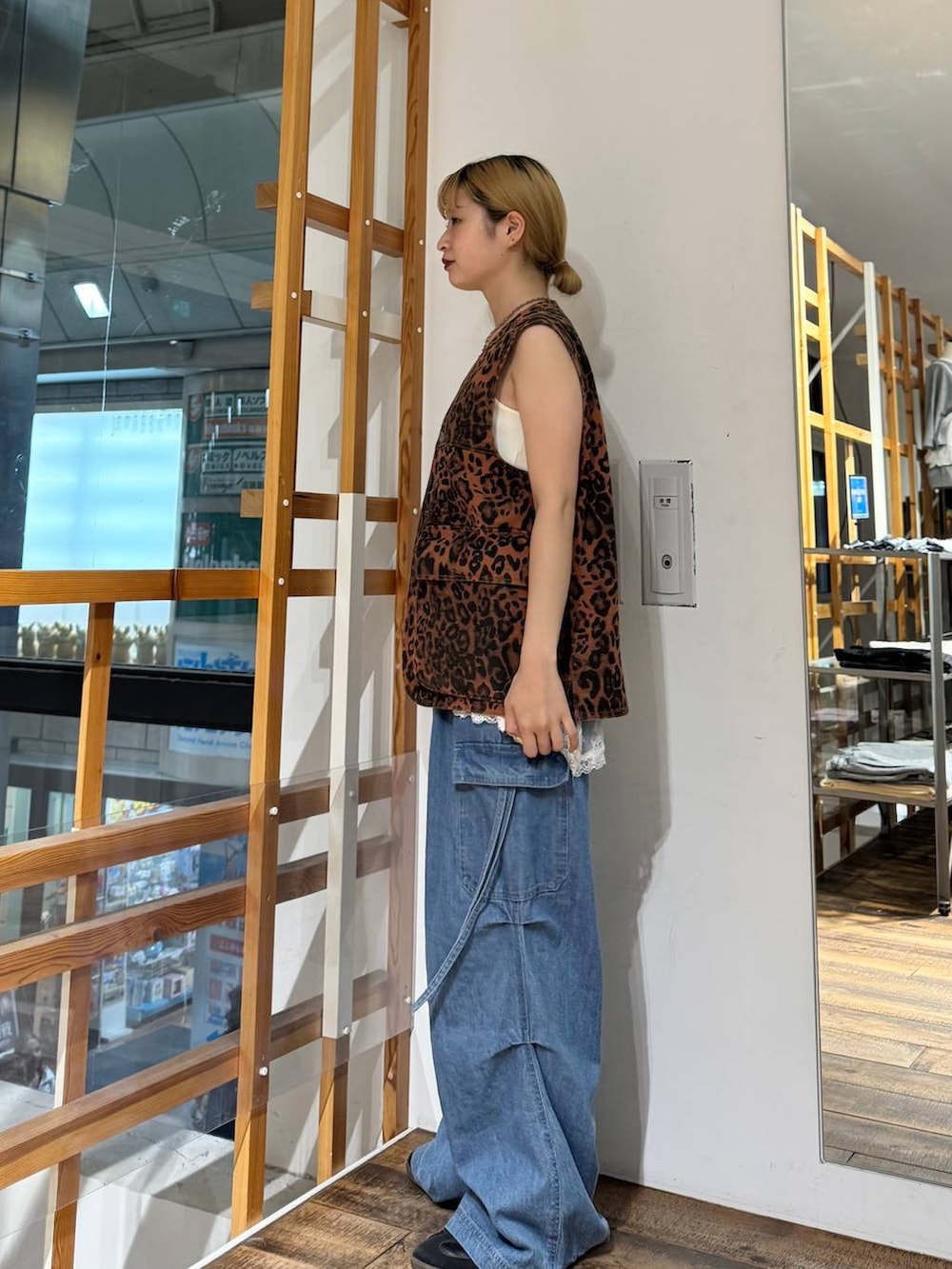 ホワイト系のTシャツ/カットソー、ブルー系のデニムパンツ、その他のベストを着用したレディースの夏コーディネートの5枚目の写真