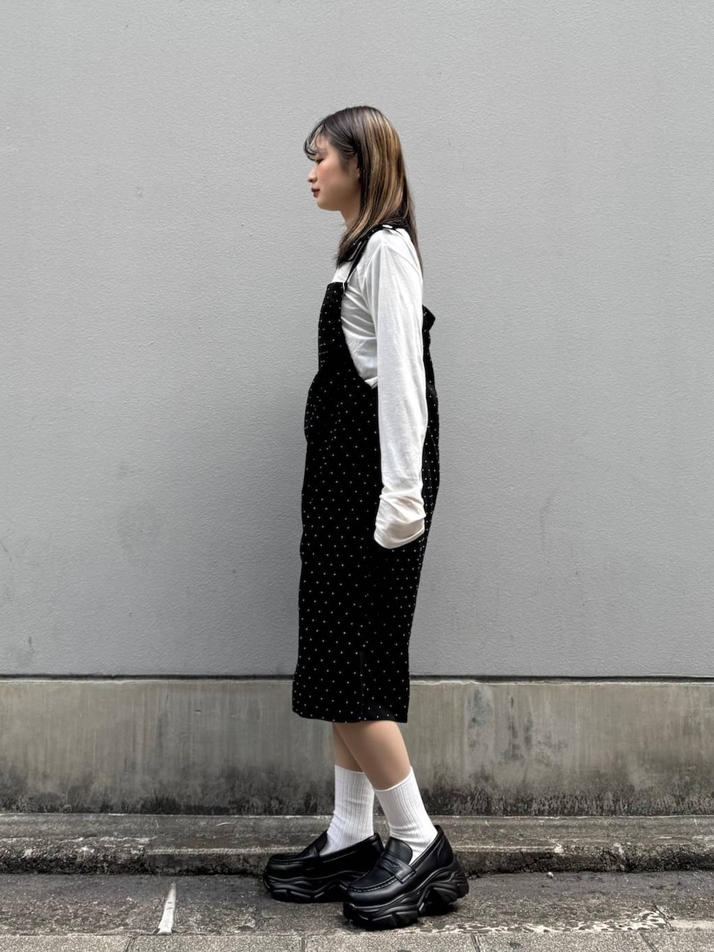 ブラック系のローファー、ブラック系のワンピース、ホワイト系のTシャツ/カットソーを着用したレディースの春コーディネートの5枚目の写真
