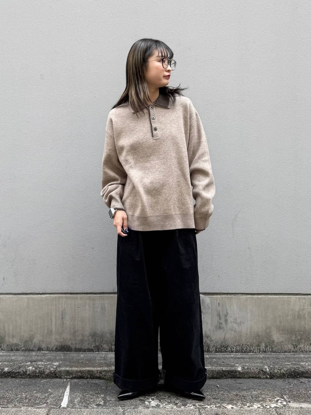 ブラック系のパンプス、ブラック系のチノパンツ、ベージュ系のニット/セーターを着用したレディースの春コーディネートの4枚目の写真