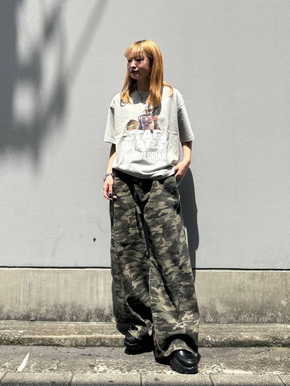 ブラック系のローファー、ホワイト系のTシャツ/カットソー、グリーン系のデニムパンツを着用したレディースの春コーディネートの4枚目の写真