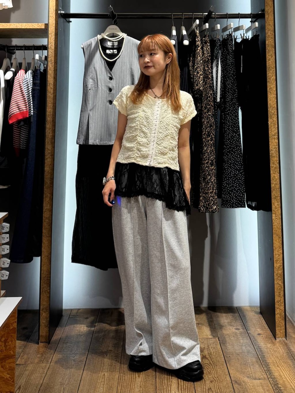 ホワイト系のTシャツ/カットソー、グレー系のスウェットパンツ、ホワイト系のTシャツ/カットソーを着用したレディースの夏コーディネートの2枚目の写真