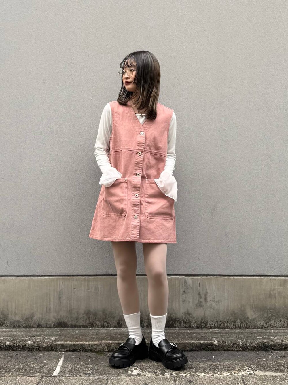 その他のローファー、ピンク系のワンピース、ホワイト系のTシャツ/カットソーを着用したレディースの春コーディネートの3枚目の写真