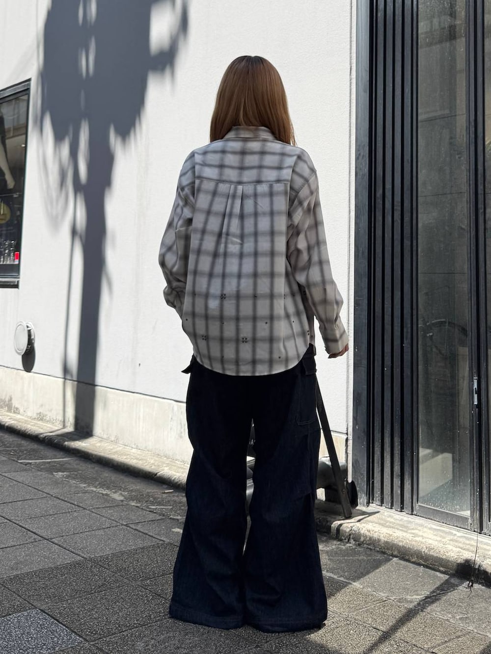 ホワイト系のシャツ/ブラウス、ブルー系のデニムパンツを着用したレディースの夏コーディネートの6枚目の写真