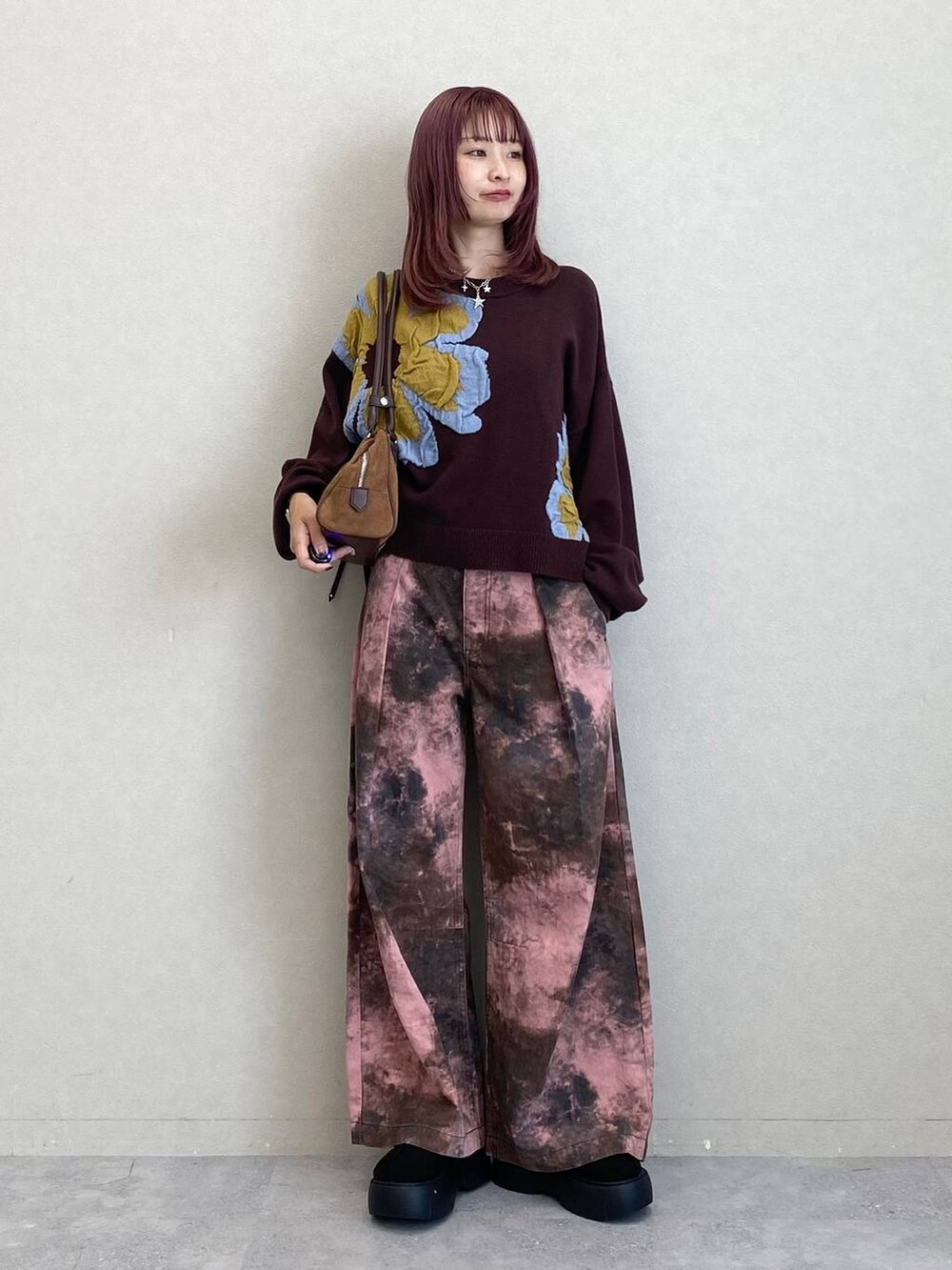 ブラウン系のニット/セーター、ピンク系のその他パンツ、ブラウン系のショルダーバッグを着用したレディースの秋コーディネートの2枚目の写真