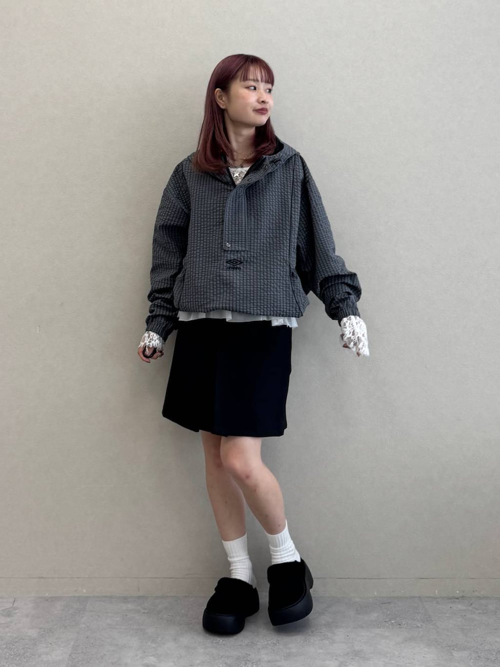 ホワイト系のTシャツ/カットソー、ブラック系のスカート、グレー系のブルゾンを着用したレディースの秋コーディネートの8枚目の写真