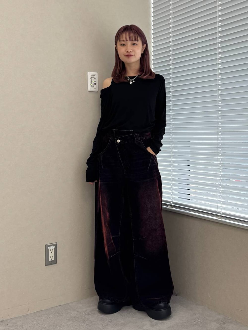 ブラック系のTシャツ/カットソー、レッド系のデニムパンツを着用したレディースの秋コーディネートの2枚目の写真
