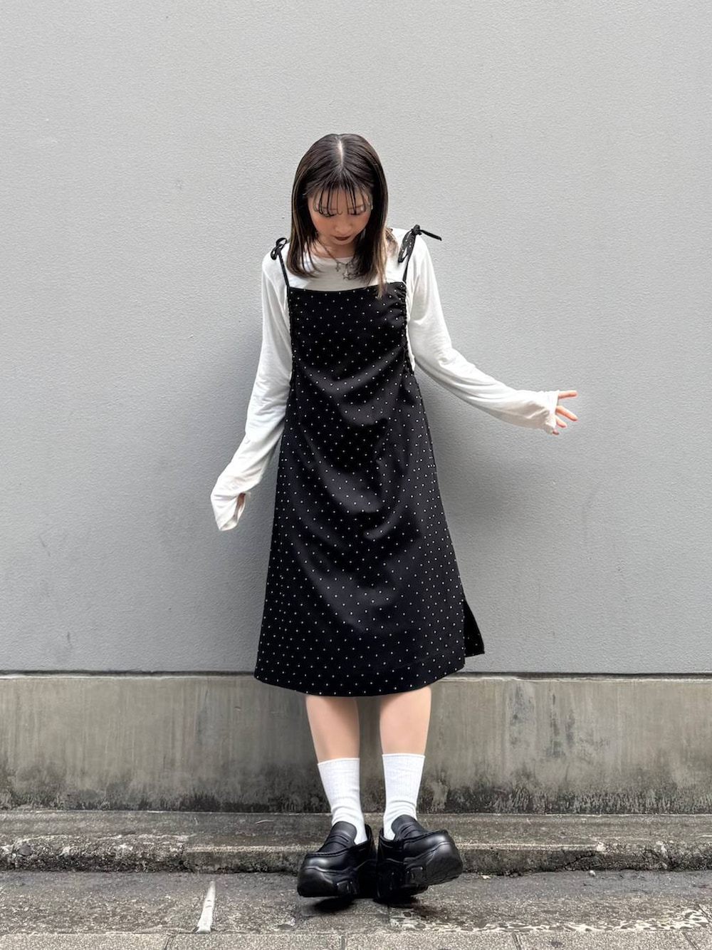 ブラック系のローファー、ブラック系のワンピース、ホワイト系のTシャツ/カットソーを着用したレディースの春コーディネートの4枚目の写真