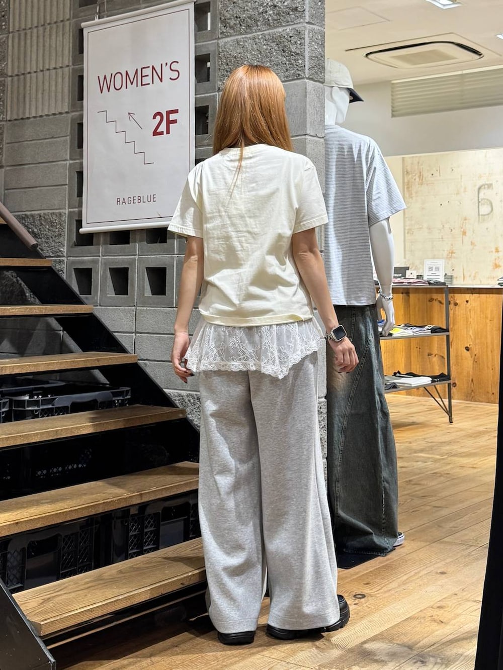 ホワイト系のTシャツ/カットソー、ホワイト系のTシャツ/カットソー、グレー系のスウェットパンツを着用したレディースの夏コーディネートの5枚目の写真