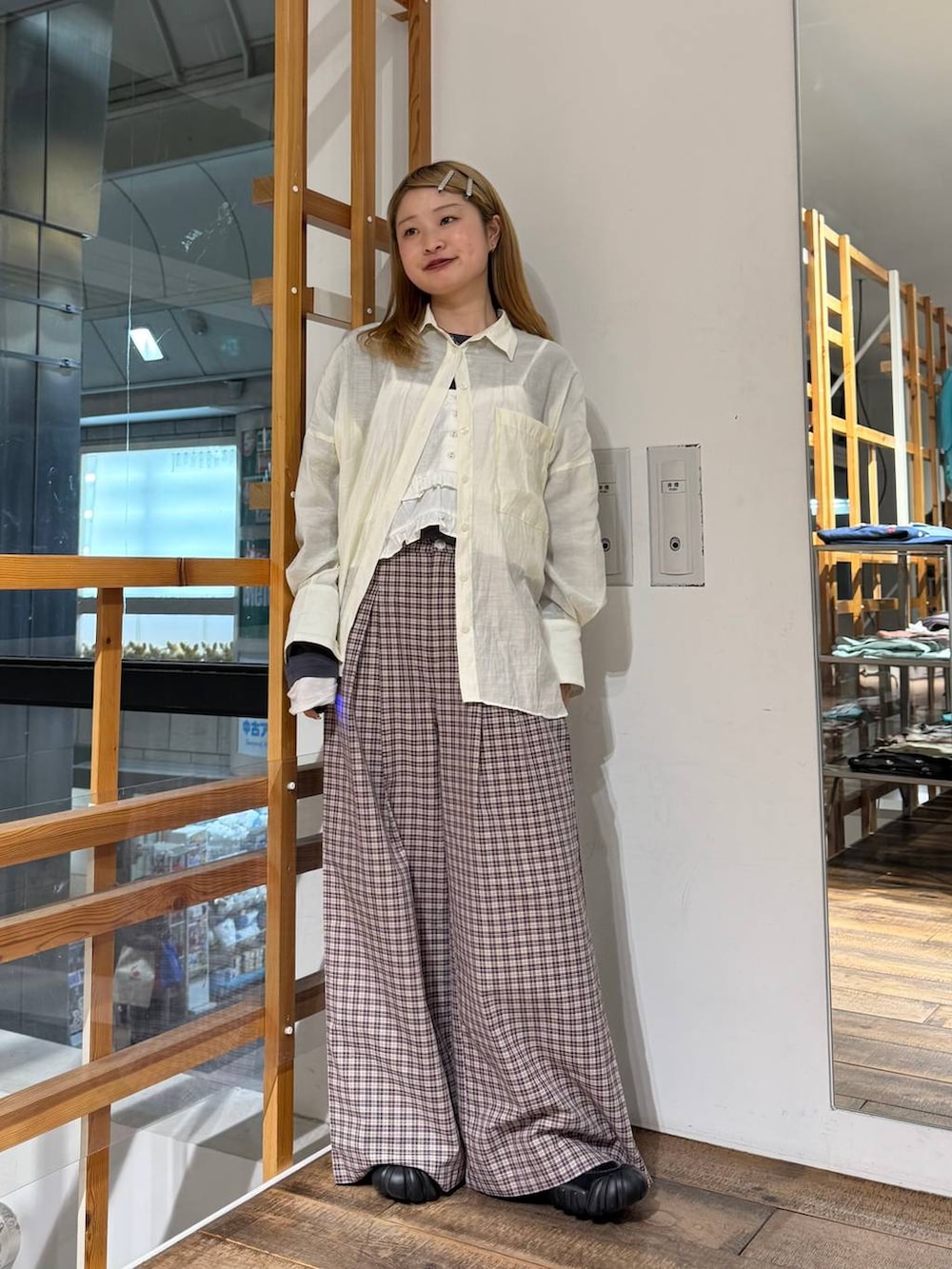 グレー系のTシャツ/カットソー、ピンク系のスラックス、ホワイト系のシャツ/ブラウスを着用したレディースの春コーディネートの4枚目の写真