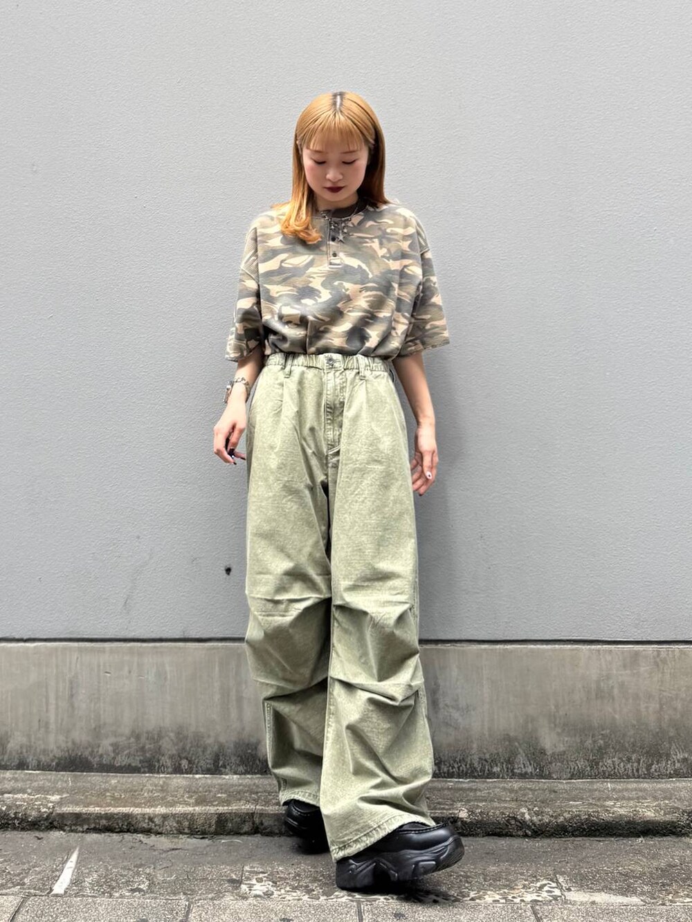 ブラック系のローファー、グリーン系のカーゴパンツ、ブラウン系のTシャツ/カットソーを着用したレディースの春コーディネートの6枚目の写真