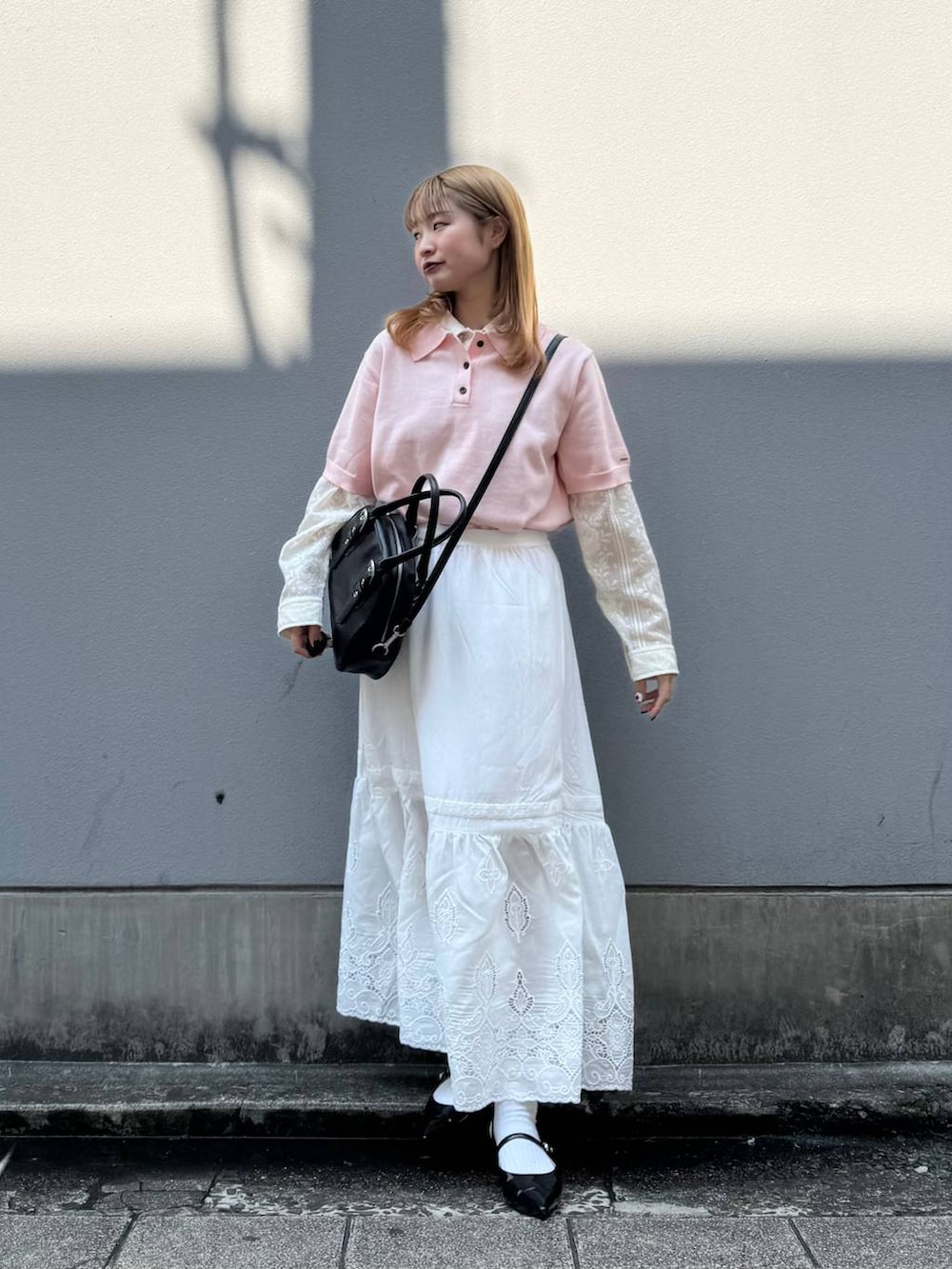 ブラック系のパンプス、ホワイト系のスカート、ホワイト系のシャツ/ブラウスを着用したレディースの春コーディネートの4枚目の写真